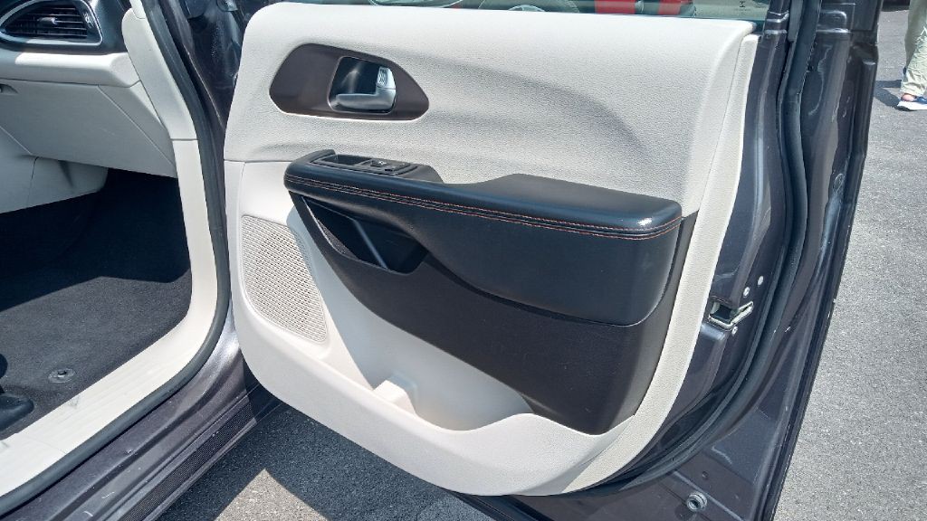 2017 Chrysler Pacifica Image 9