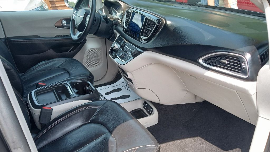 2017 Chrysler Pacifica Image 10