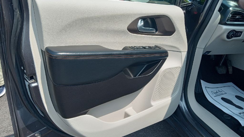 2017 Chrysler Pacifica Image 16