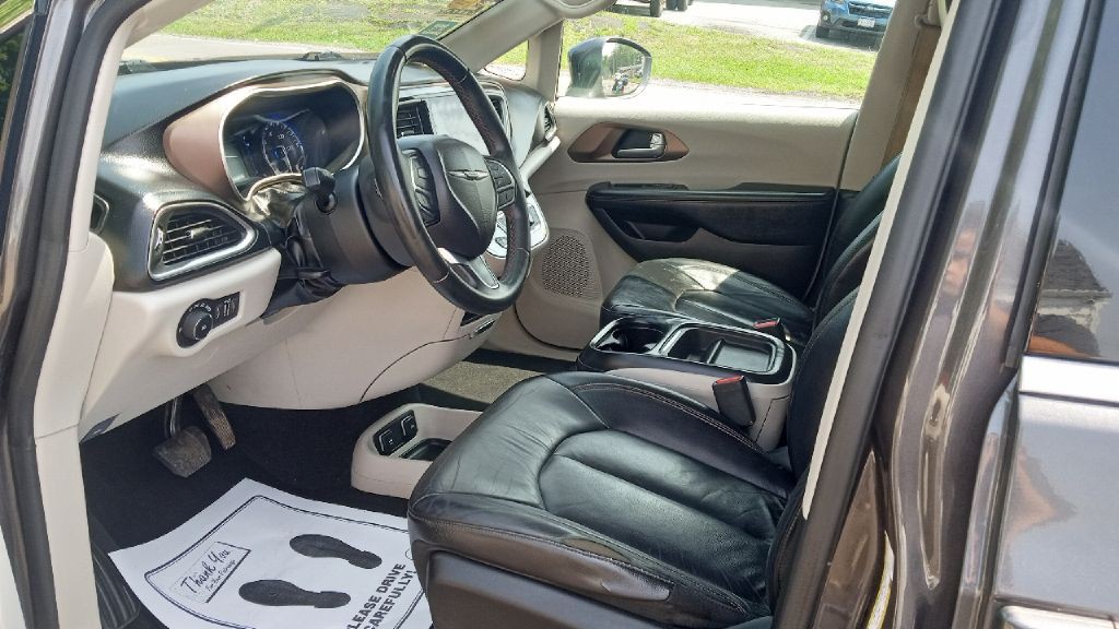 2017 Chrysler Pacifica Image 17