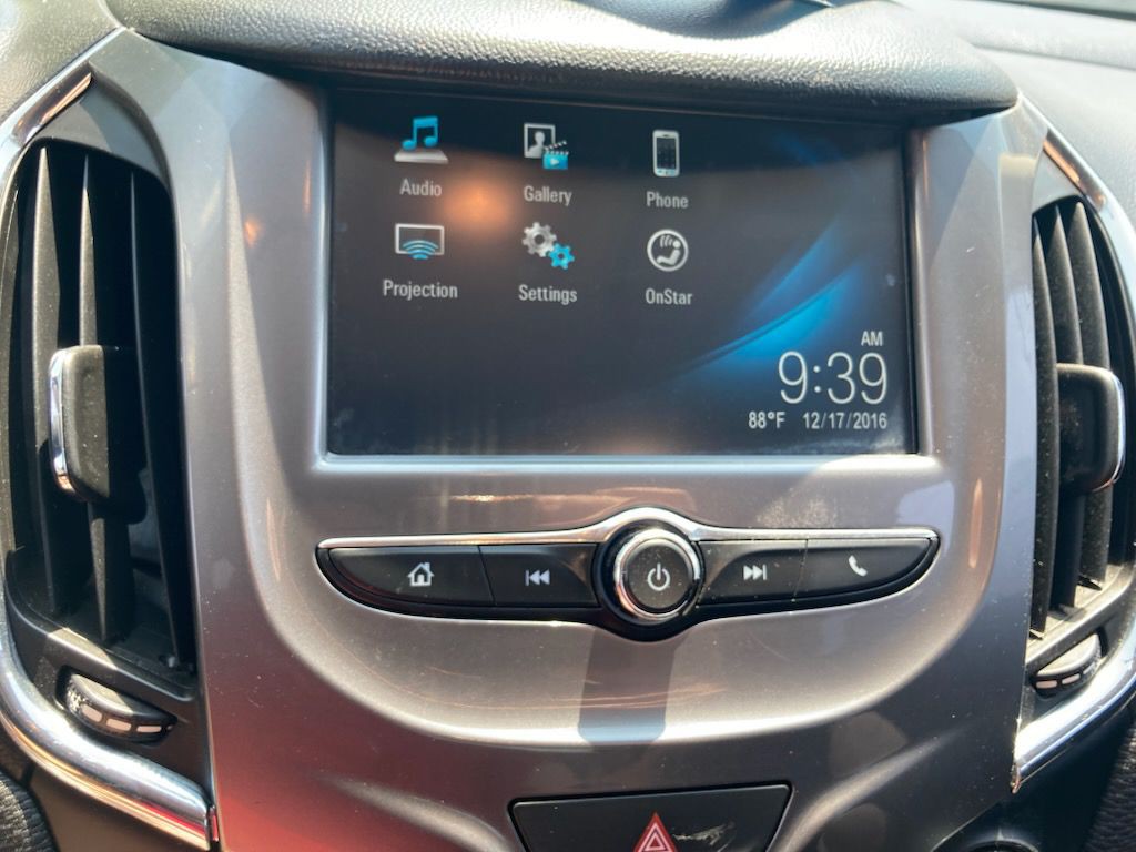 2018 Chevrolet Cruze Image 2