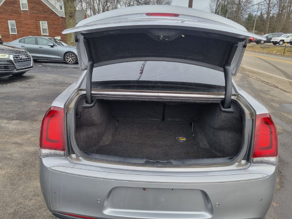 2018 Chrysler 300 Image 16
