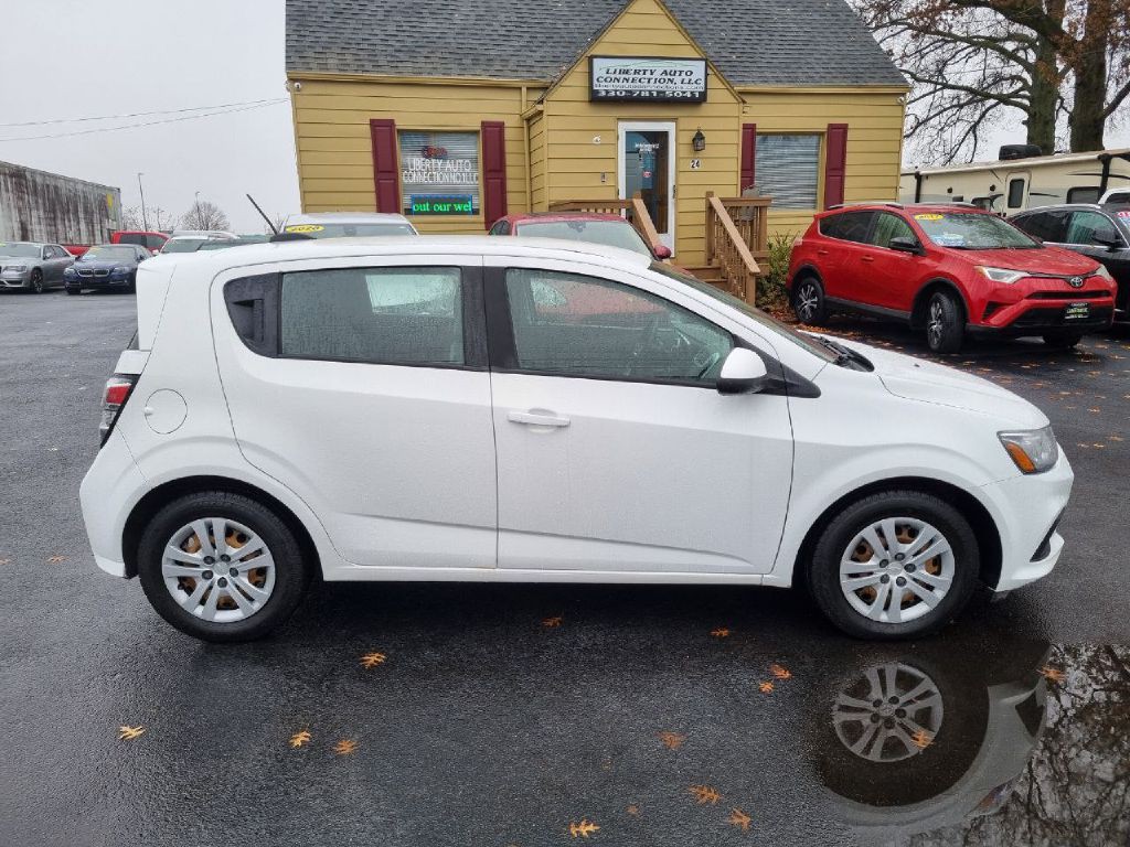 2017 Chevrolet Sonic Image 2
