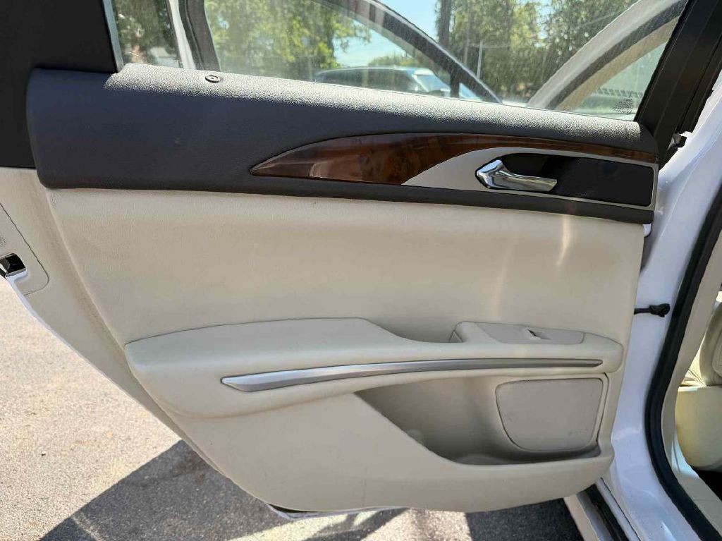 2014 Lincoln MKZ Image 16