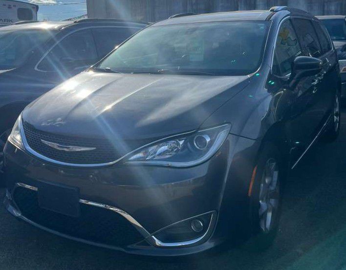 2017 Chrysler Pacifica Image 2