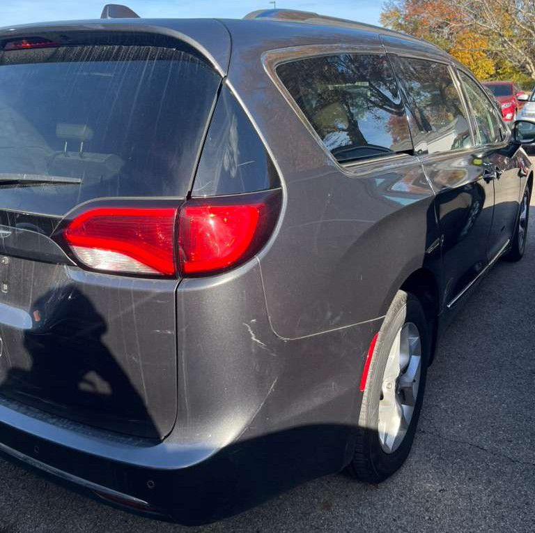 2017 Chrysler Pacifica Image 4