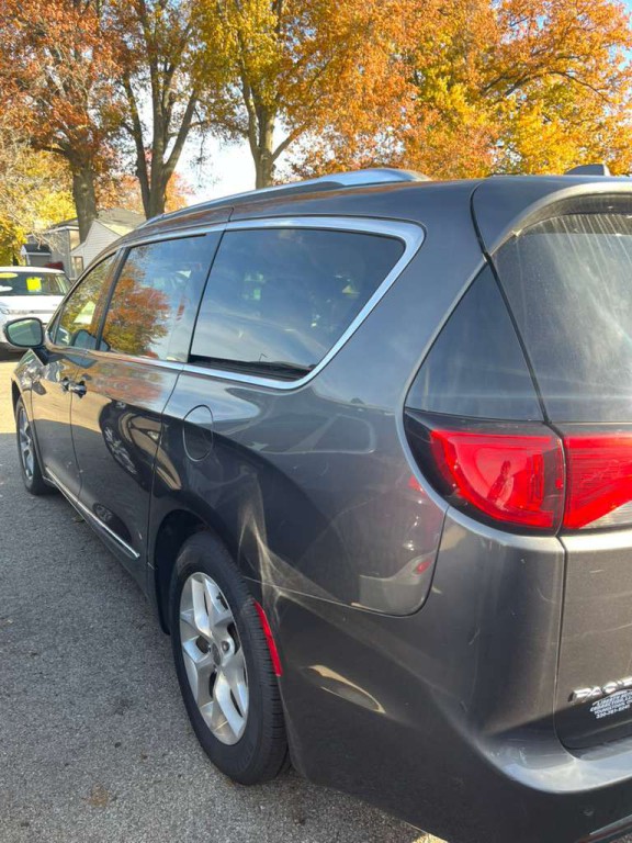 2017 Chrysler Pacifica Image 5