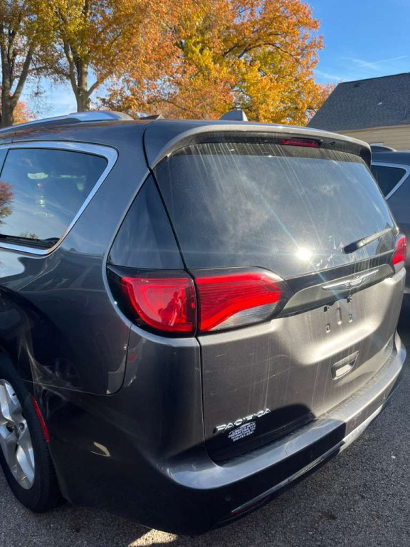 2017 Chrysler Pacifica Image 7