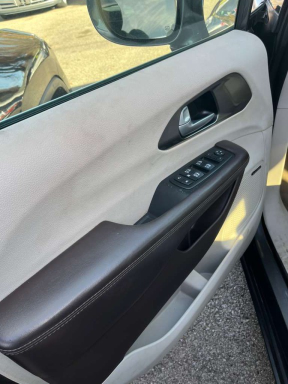 2017 Chrysler Pacifica Image 8