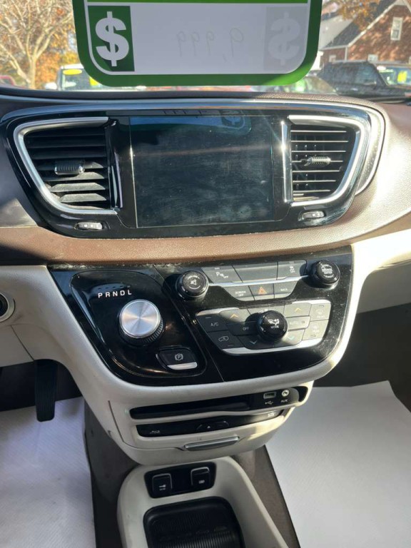 2017 Chrysler Pacifica Image 11