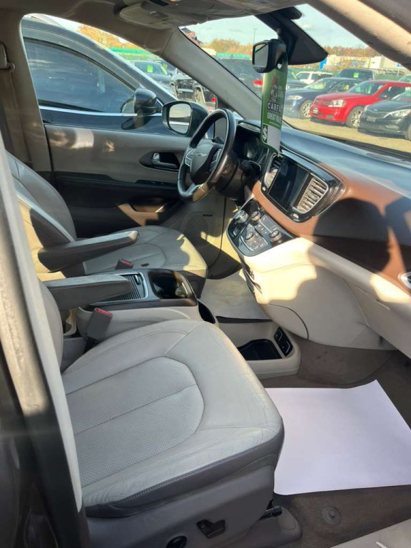 2017 Chrysler Pacifica Image 16