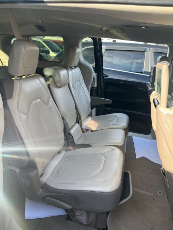 2017 Chrysler Pacifica Image 17