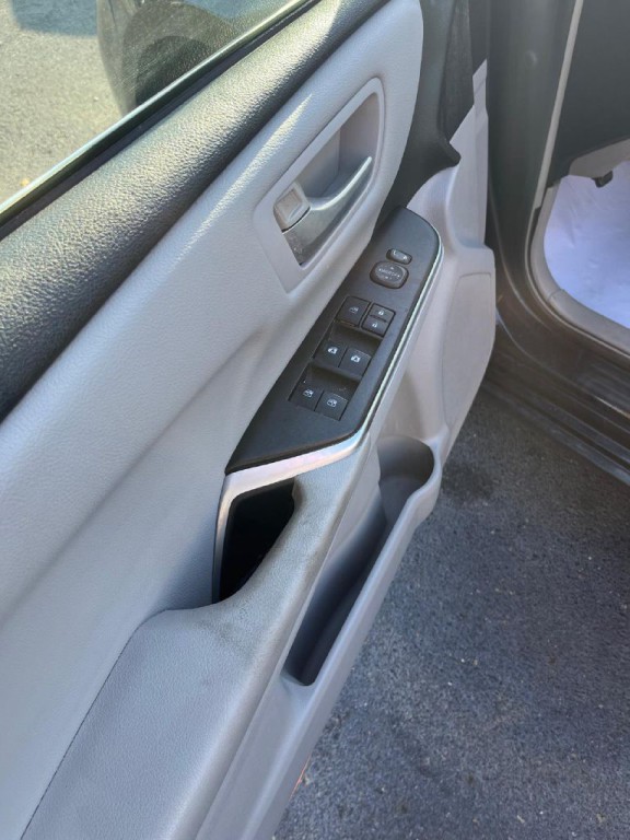 2016 Toyota Camry Image 16