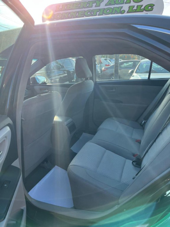 2016 Toyota Camry Image 17