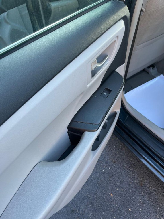 2016 Toyota Camry Image 18