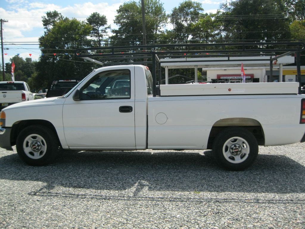 2004 GMC Sierra Image 2