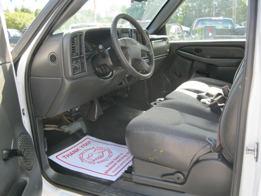 2004 GMC Sierra Image 9