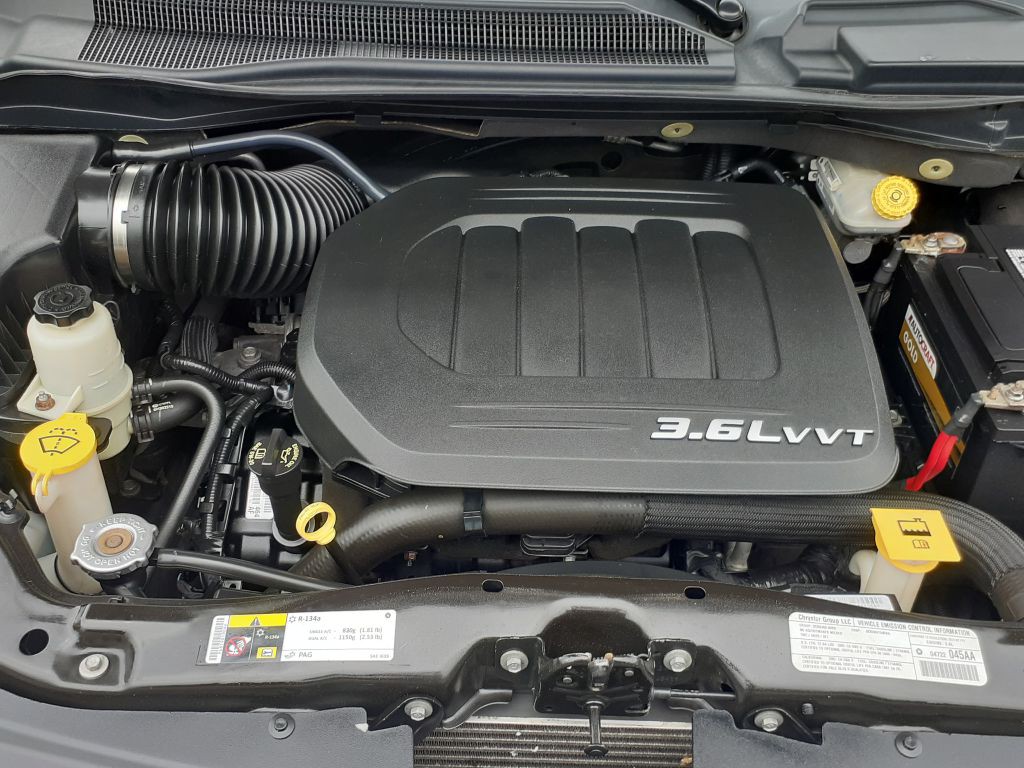 2013 Chrysler Town & Country Image 8