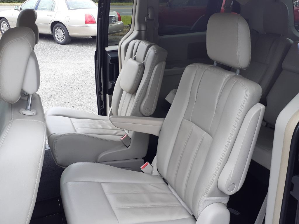 2013 Chrysler Town & Country Image 10