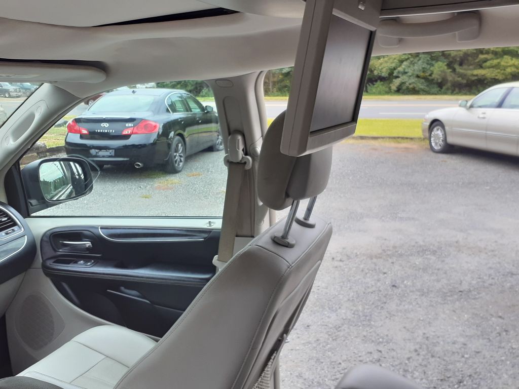 2013 Chrysler Town & Country Image 11