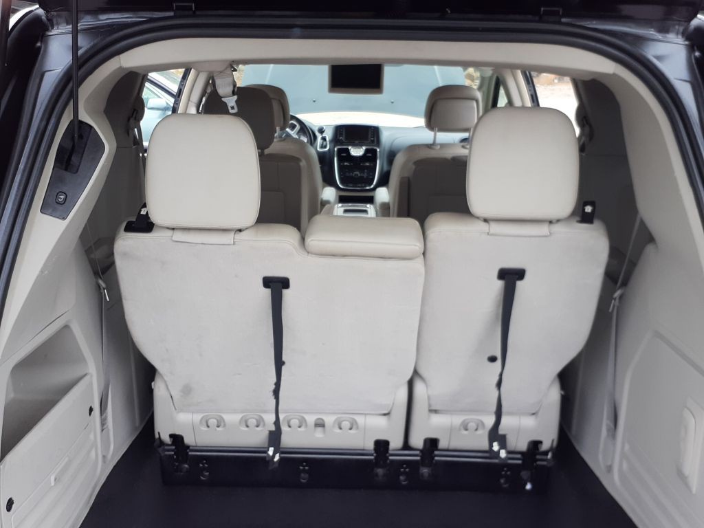 2013 Chrysler Town & Country Image 12