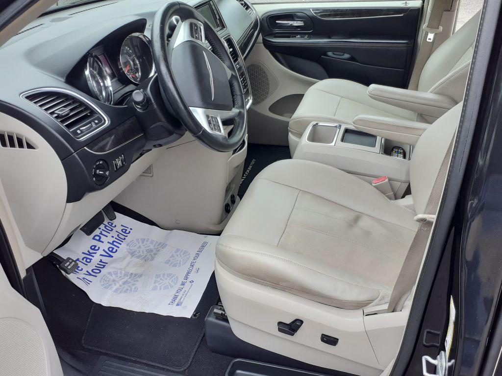 2013 Chrysler Town & Country Image 19
