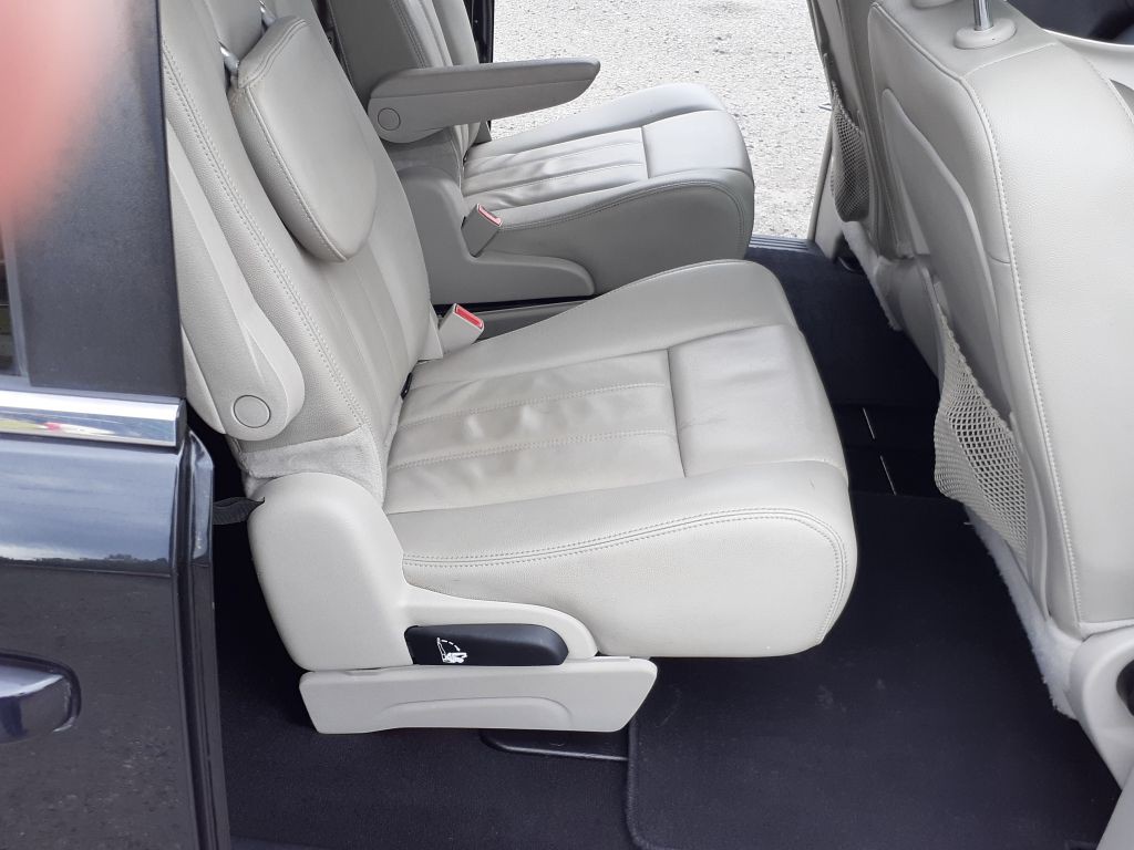 2013 Chrysler Town & Country Image 23