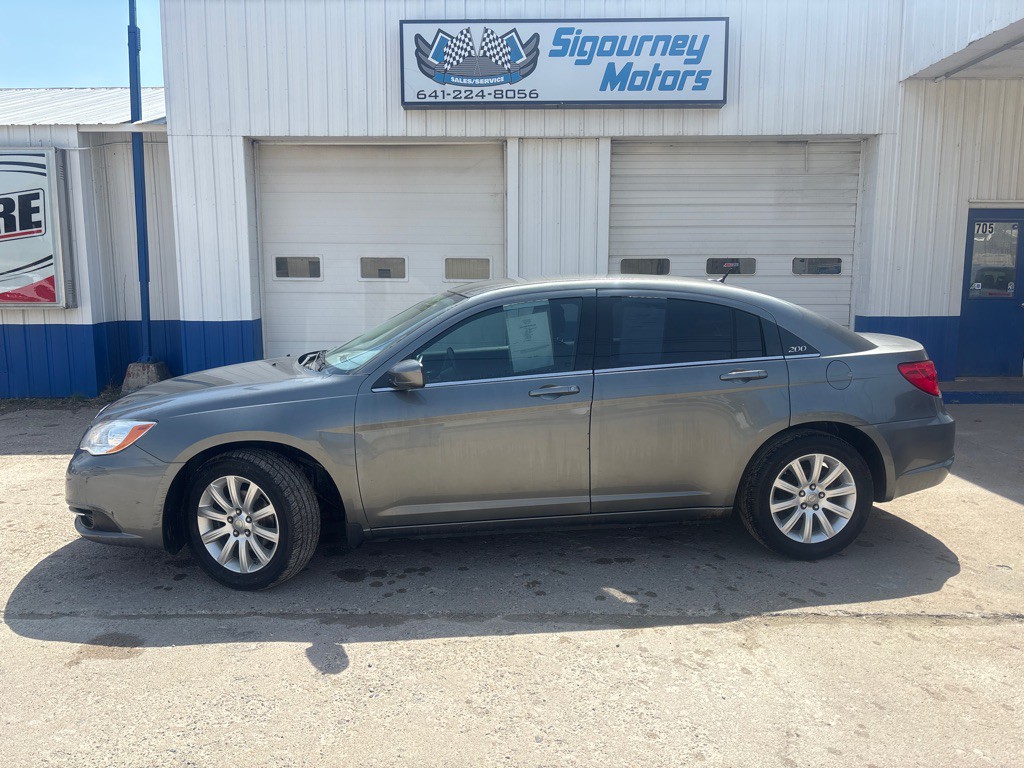 2013 Chrysler 200 Image 1
