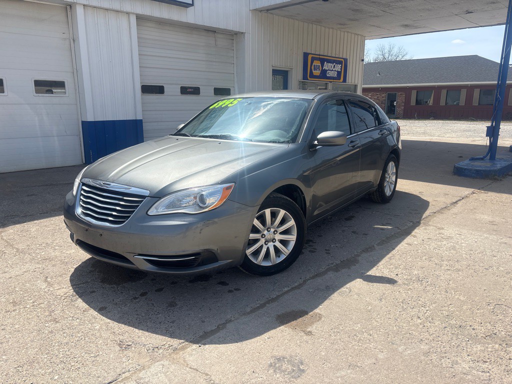 2013 Chrysler 200 Image 2