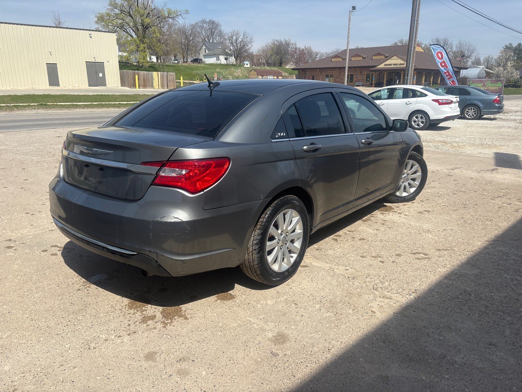 2013 Chrysler 200 Image 3