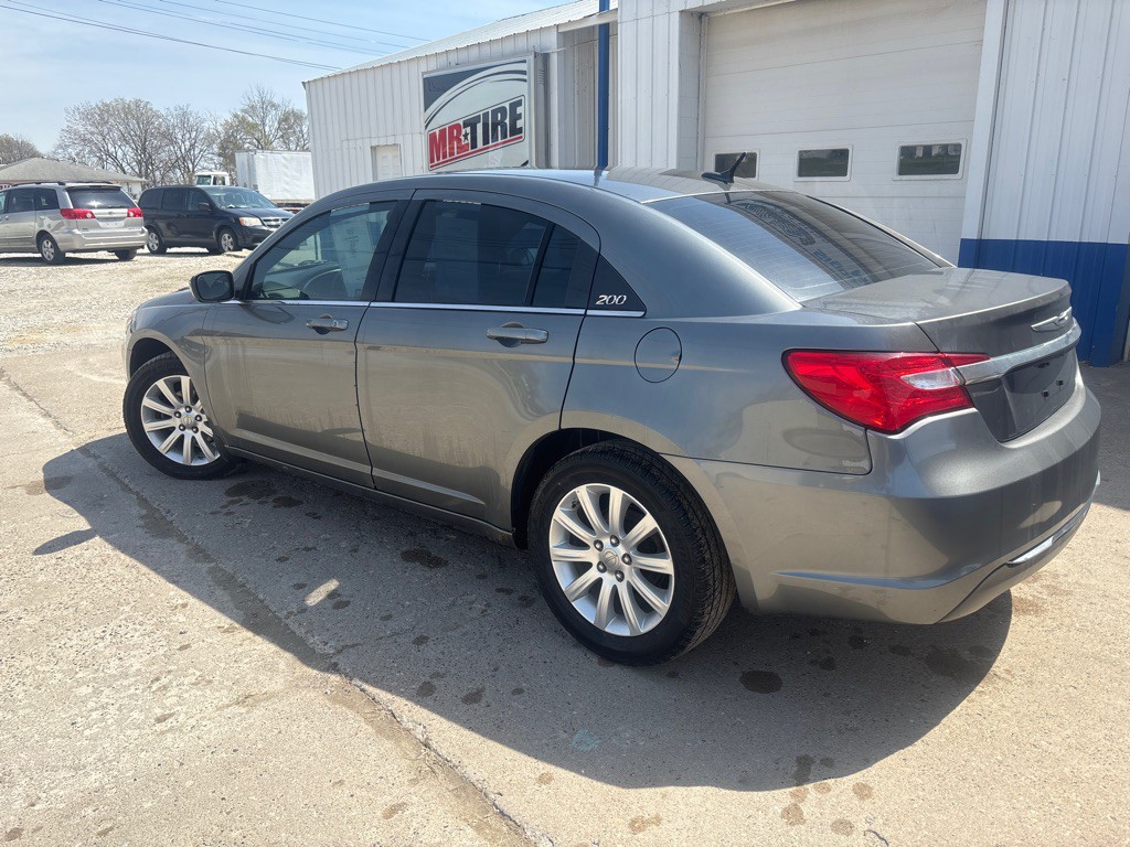 2013 Chrysler 200 Image 4