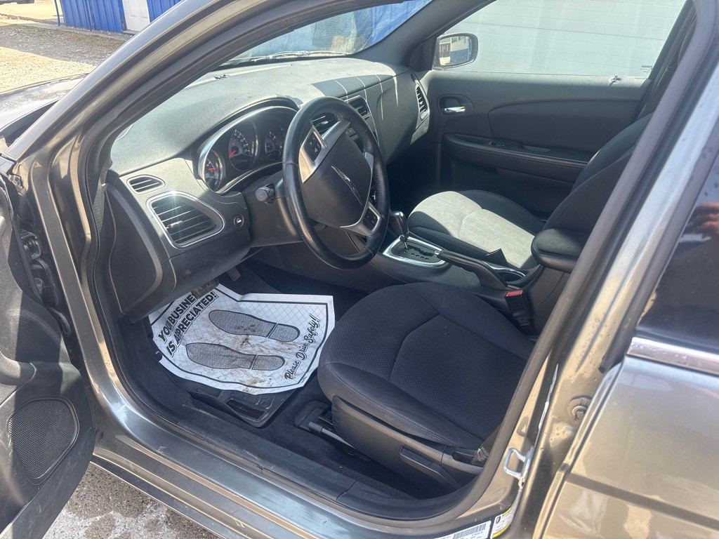 2013 Chrysler 200 Image 6