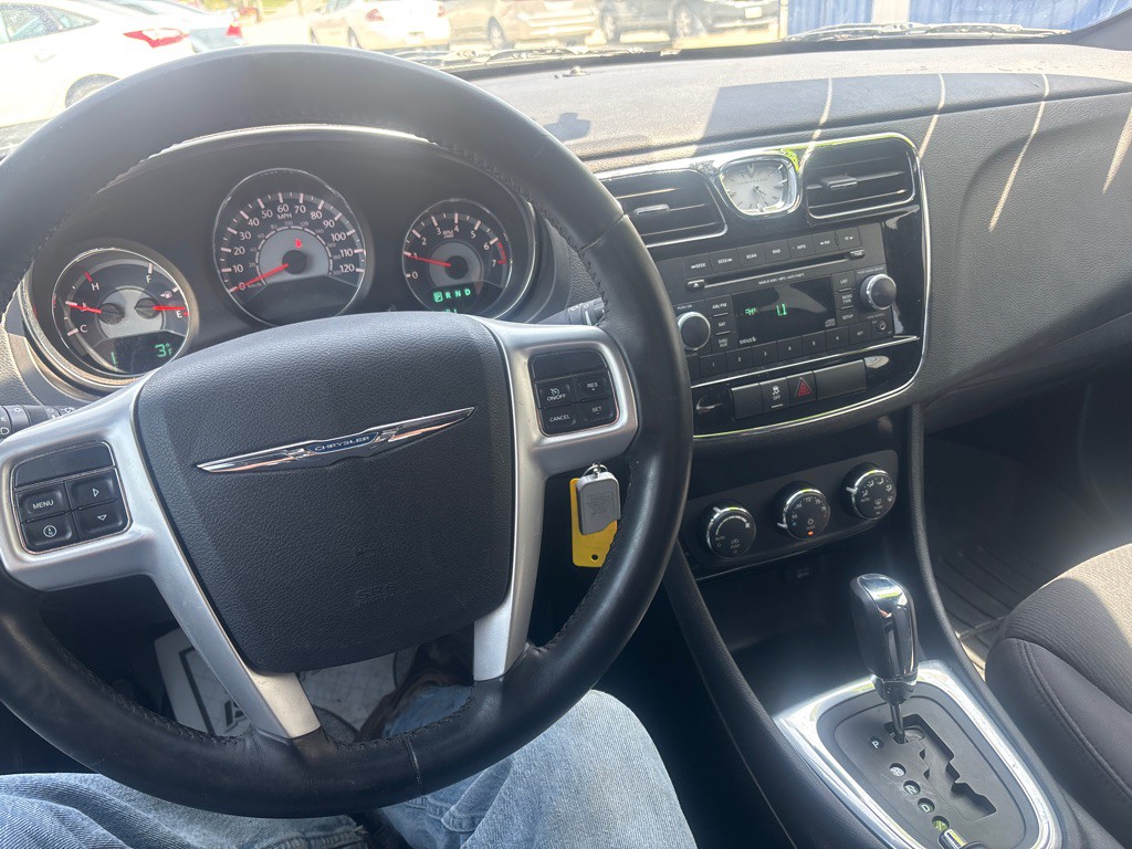 2013 Chrysler 200 Image 8