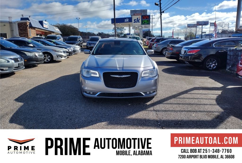 2018 Chrysler 300 Image 2