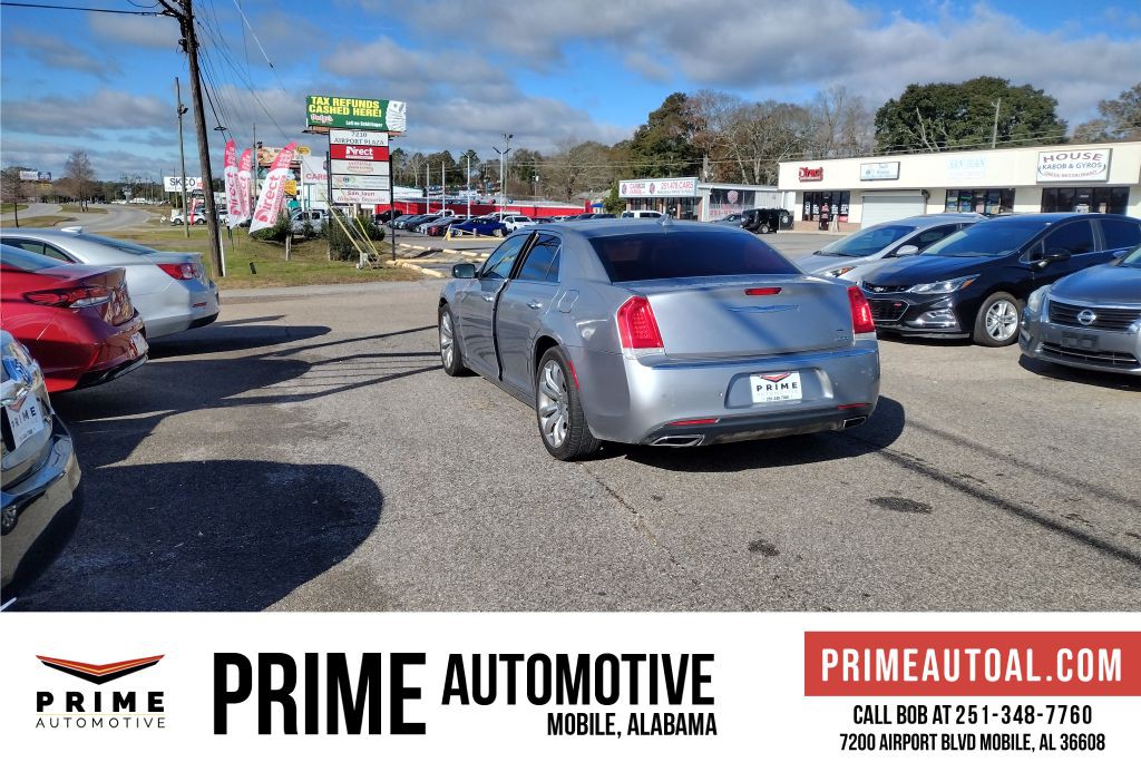 2018 Chrysler 300 Image 8