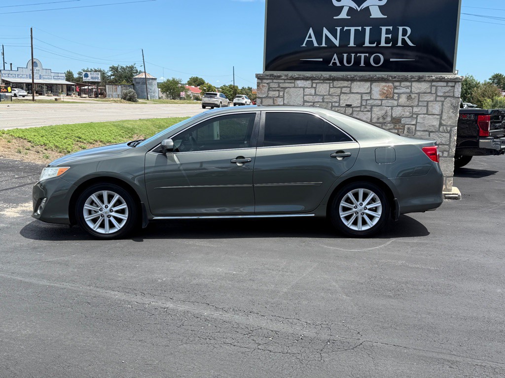 2013 Toyota Camry Image 2