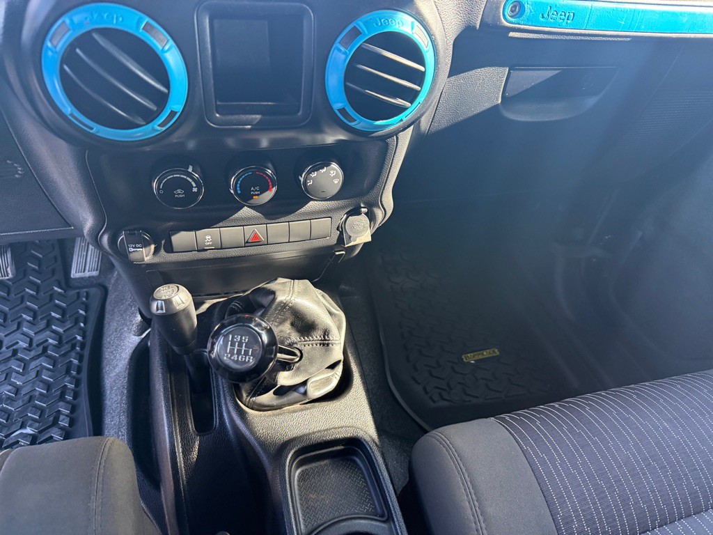 2012 Jeep Wrangler Image 14