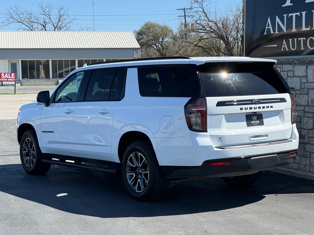 2023 Chevrolet Suburban Image 3