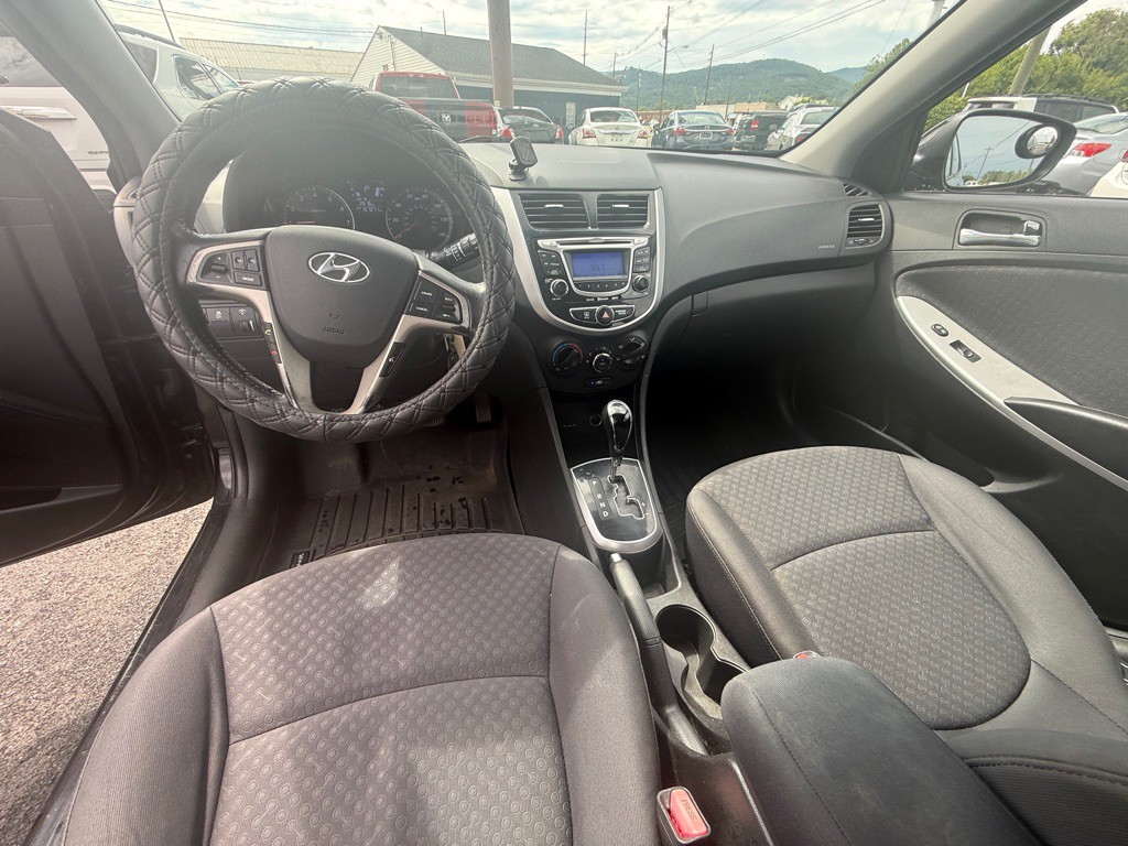 2013 Hyundai Accent Image 11