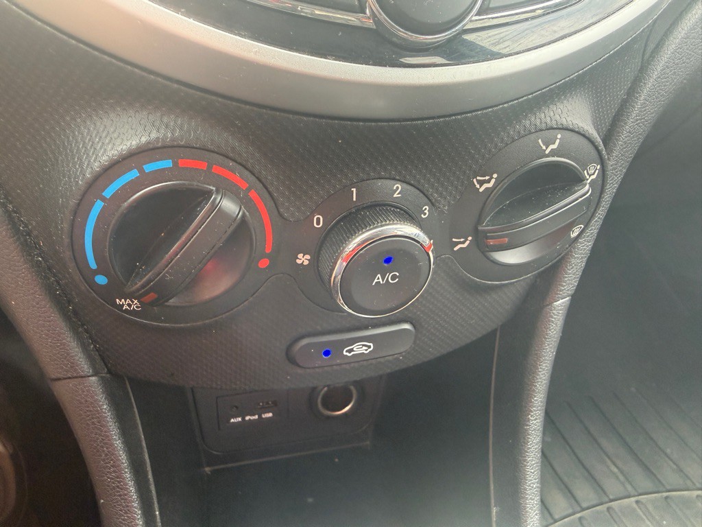 2013 Hyundai Accent Image 15