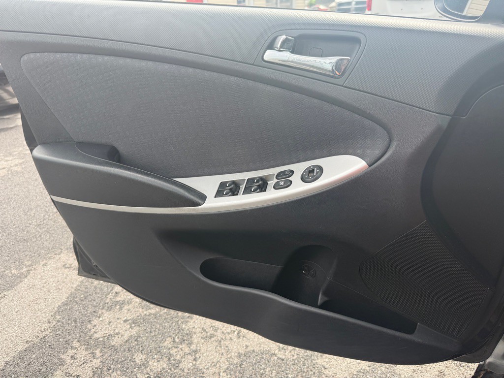 2013 Hyundai Accent Image 21
