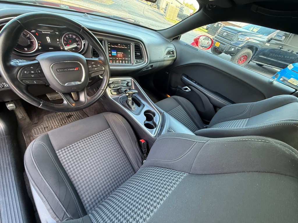 2016 Dodge Challenger Image 9