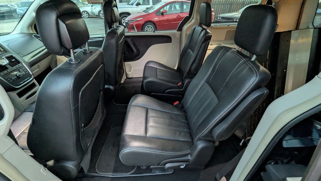 2016 Chrysler Town & Country Image 19