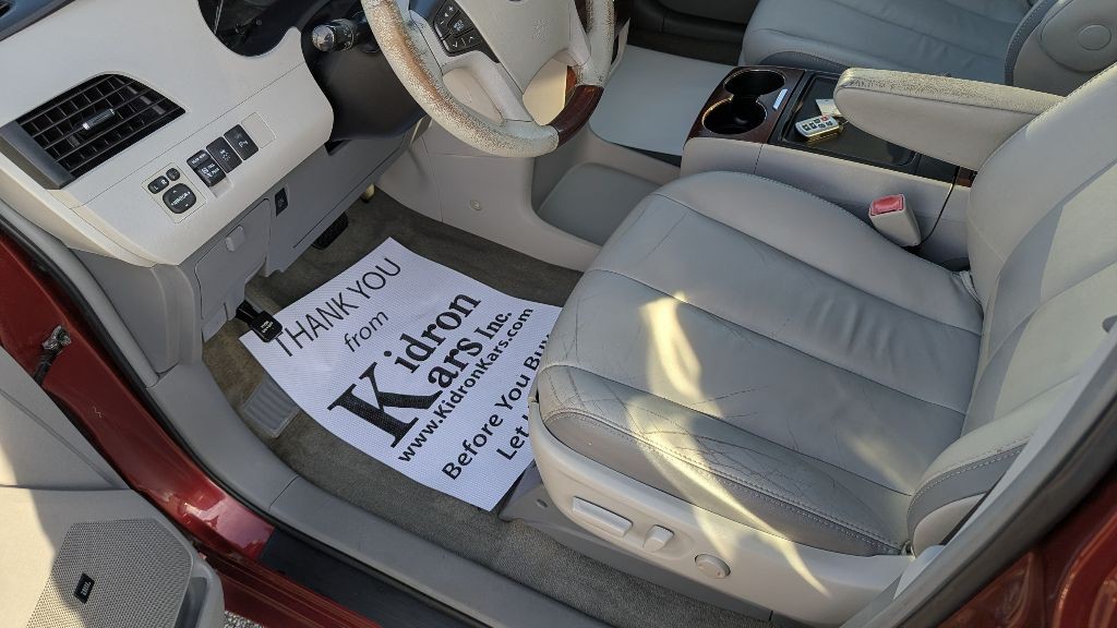 2012 Toyota Sienna Image 22