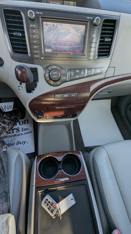 2012 Toyota Sienna Image 29