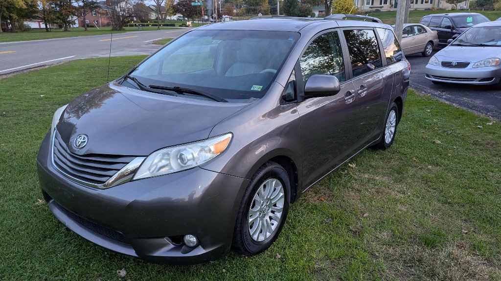 2013 Toyota Sienna Image 1