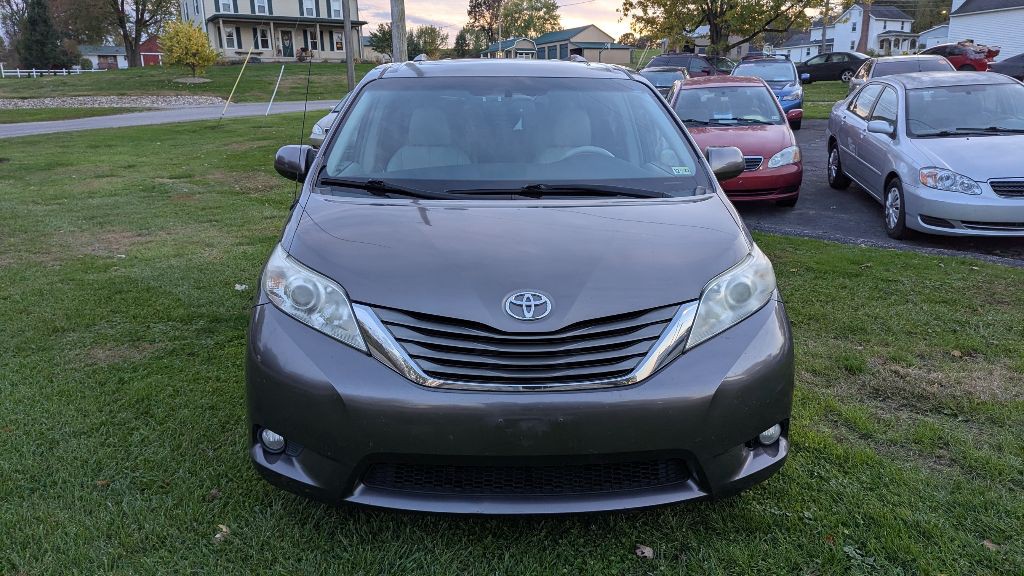 2013 Toyota Sienna Image 2