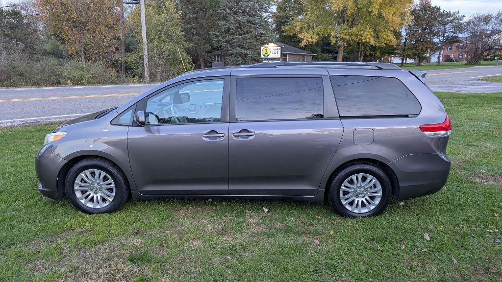 2013 Toyota Sienna Image 9