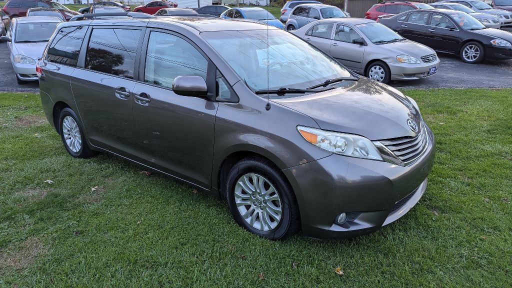 2013 Toyota Sienna Image 3