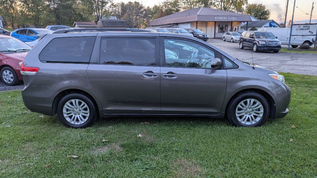 2013 Toyota Sienna Image 4